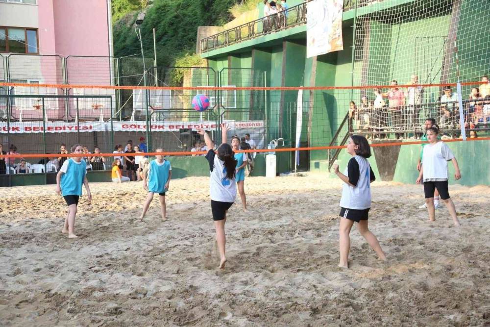 Plaj Voleybolu Turnuvası’nda sporculara ödülleri takdim edildi
