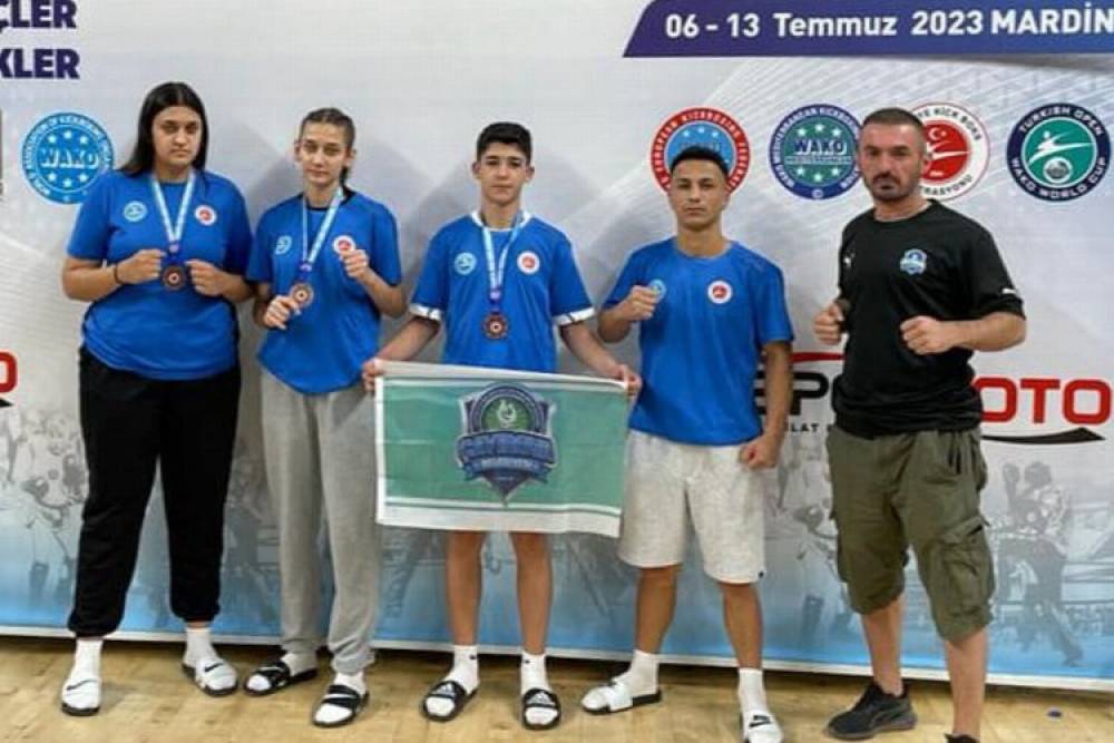 Kick boksçulardan Çayırova'ya üç madalya