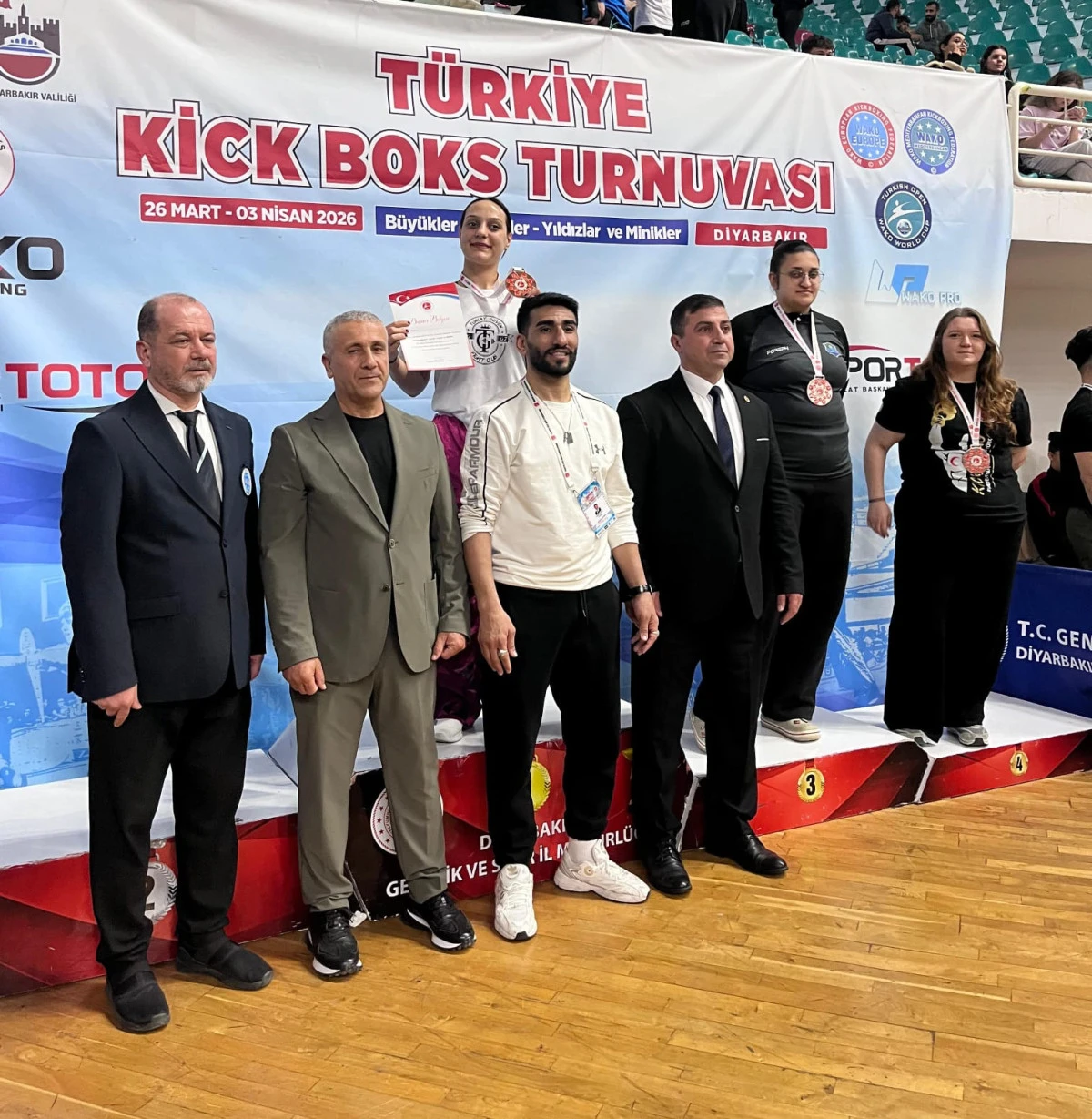&Ccedil;ayırovalı Sporcular T&uuml;rkiye Kick Boks Şampiyonası&rsquo;nda 2 Madalya Kazandı