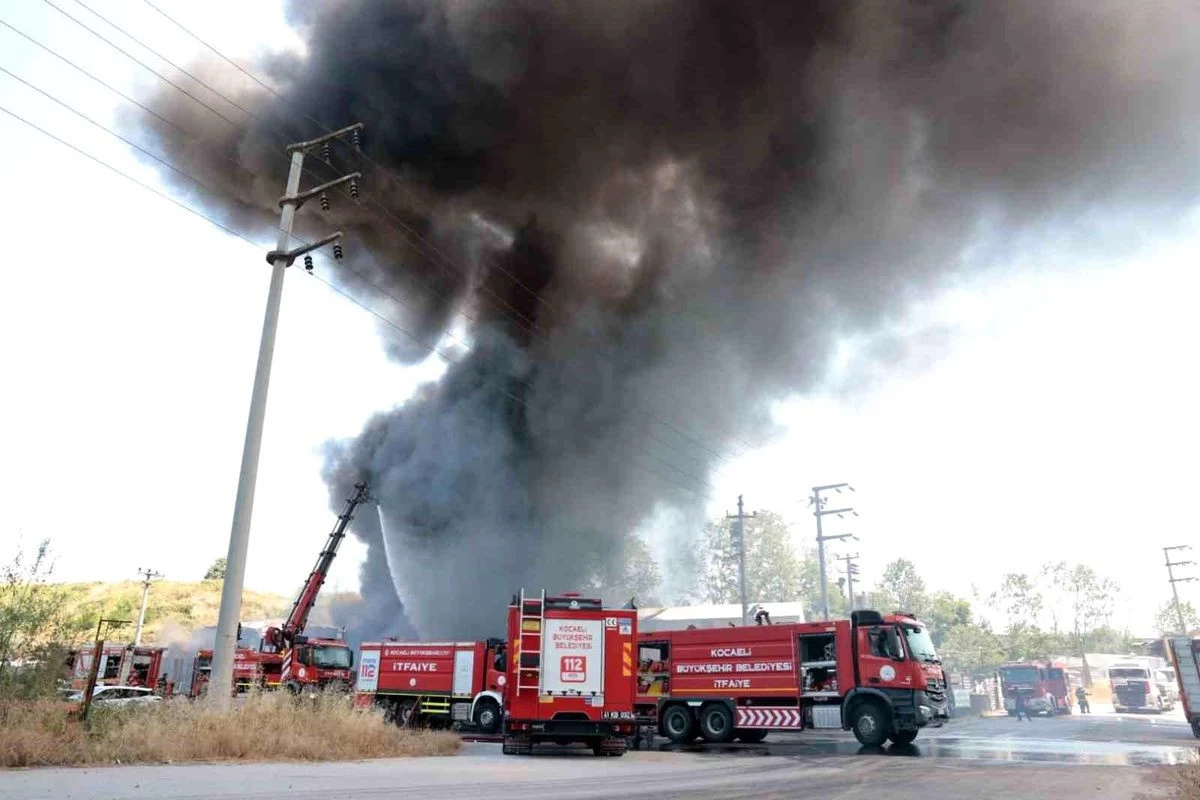 Kocaeli'de boya fabrikası alevlere teslim oldu