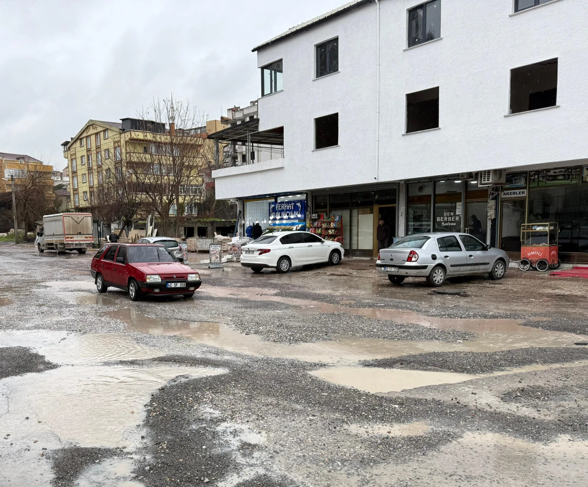 Saadet Partisi&rsquo;nden Başkan &Ccedil;ift&ccedil;i&rsquo;ye Sert Yol Tepkisi: &ldquo;&Ccedil;ayırova Sahipsiz Kalmıştır&rdquo;